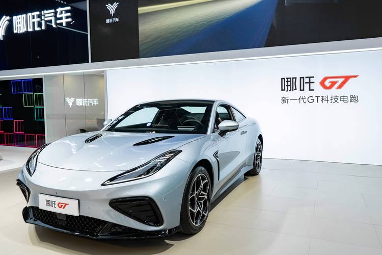 惠州41哪吒汽车在智能汽车领域的表现，领途汽车在新能源汽车市场中的影响力